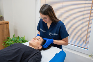 Fisioterapista effettua trattamento per cefalea